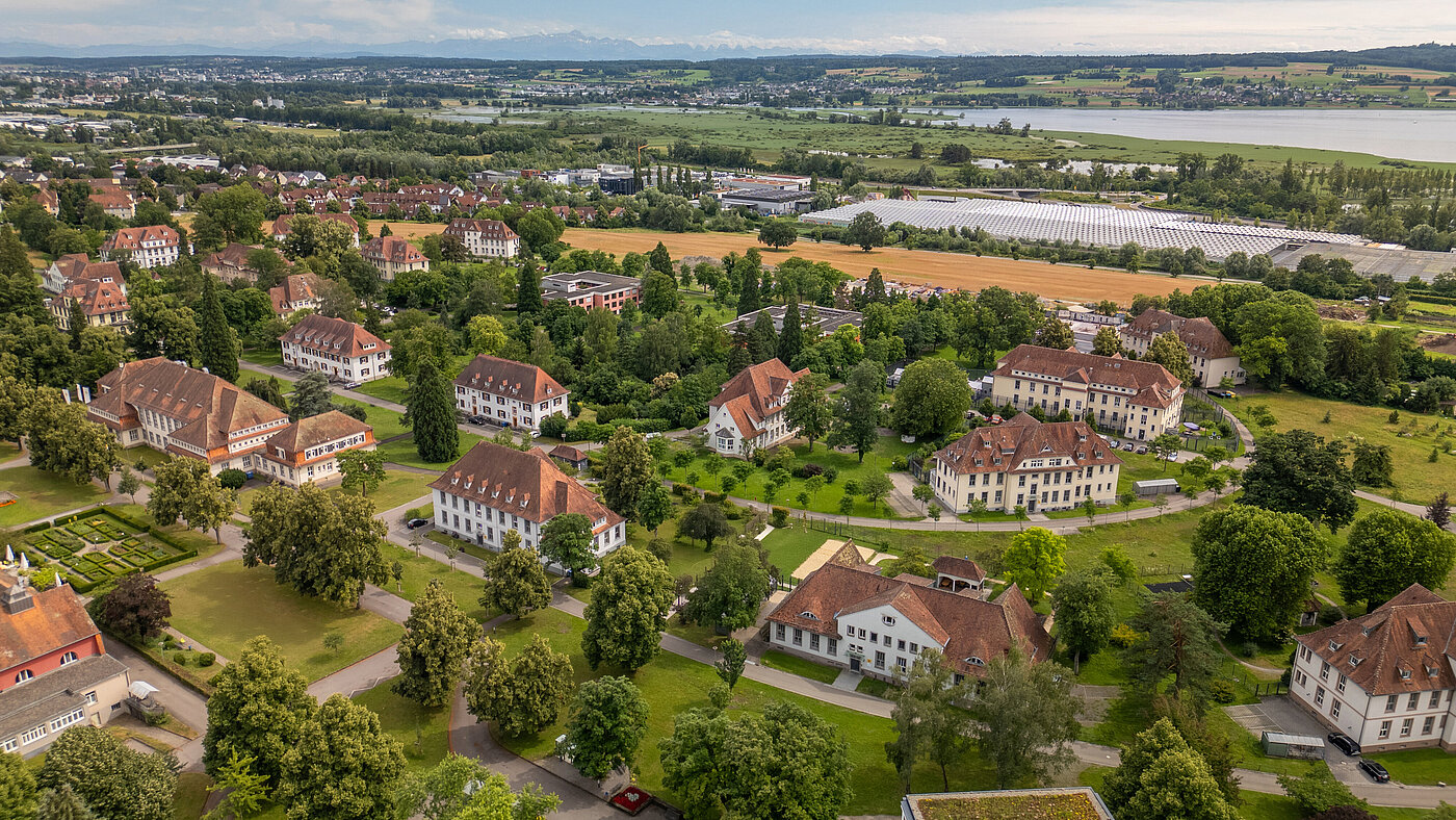 Luftbildaufnahme des ZfP Reichenau mit den verschiedenen Häusern und vielen Grünflächen dazwischen.