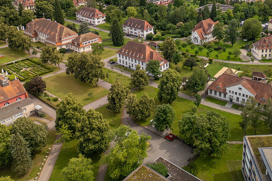 Luftbildaufnahme des ZfP Reichenau mit den verschiedenen Häusern und vielen Grünflächen dazwischen.