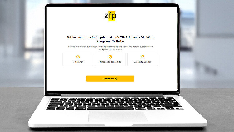 Das Bild zeigt ein aufgeklapptes silbernes Laptop auf dem die Startseite der Anwendung CareMates zu sehen ist.